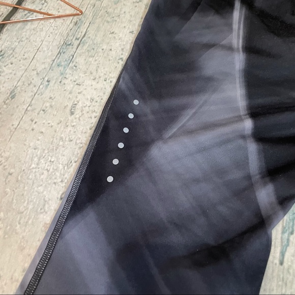 Nike Dri-fit small crop leggings black white watercolour marble grey zip pocket - Picture 8 of 11